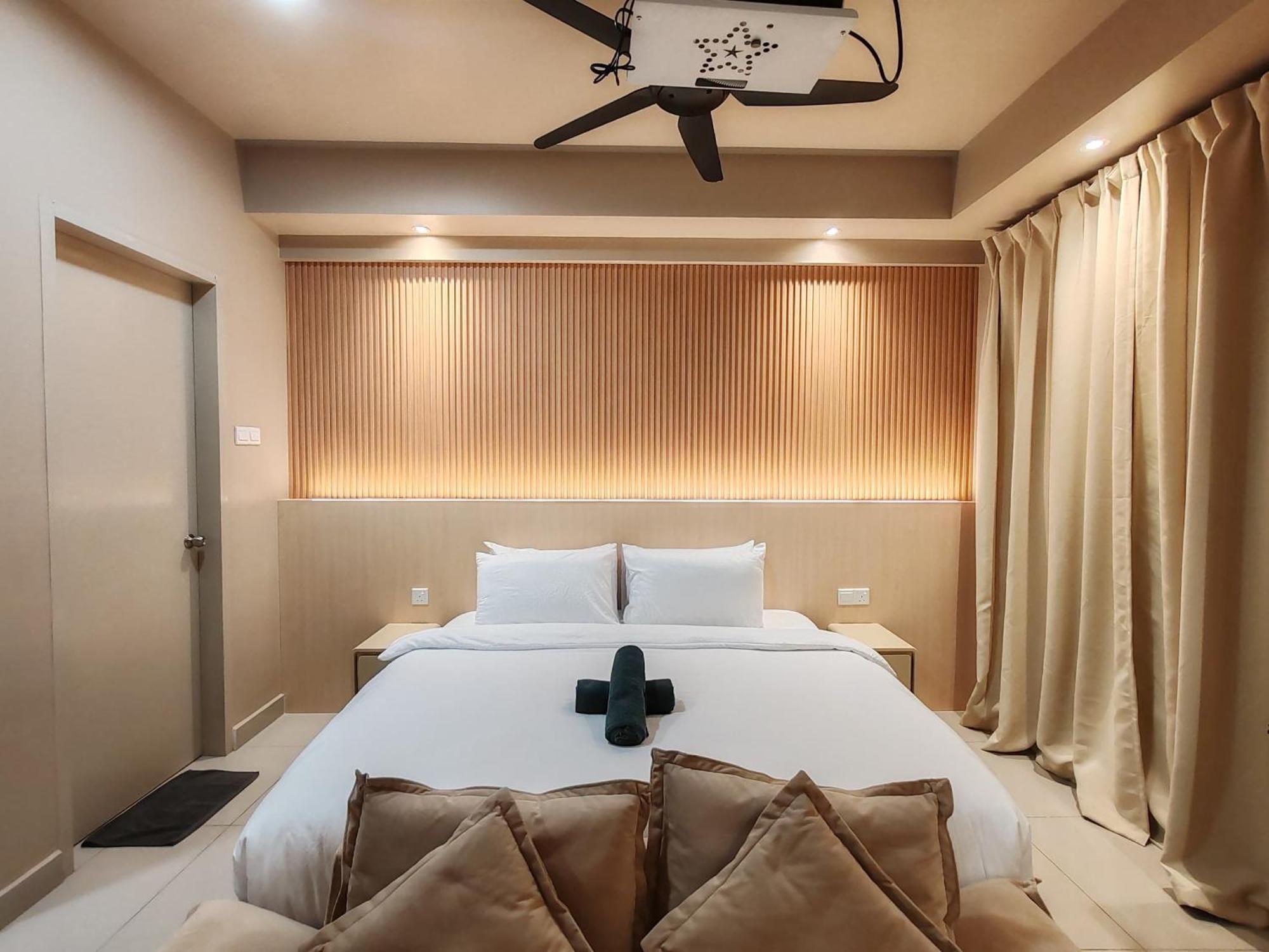 Luxury Couple Suites L Free Netflix L Massage Chair L Bathtub L Wifi 200Mbps L Town Area Bali Residence Malacca Room photo